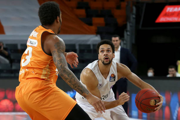 在职业足坛 在职业足坛